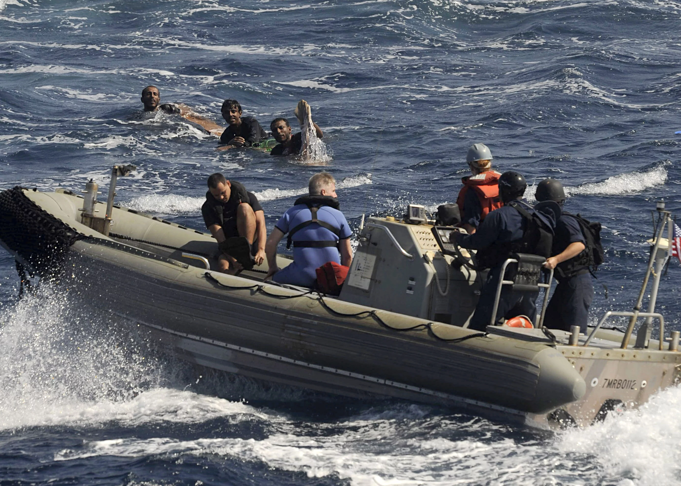 Un croiseur américain secourt 3 pêcheurs yéménites dans le golfe d’Aden