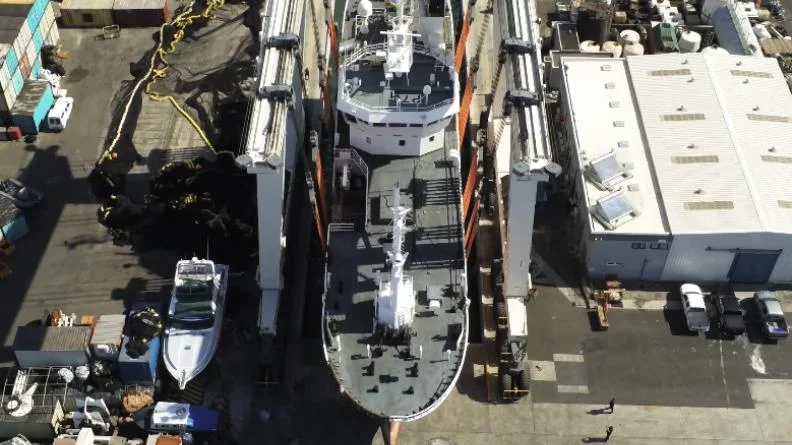 Le patrouilleur Le Malin hissé par le plus grand portique du monde