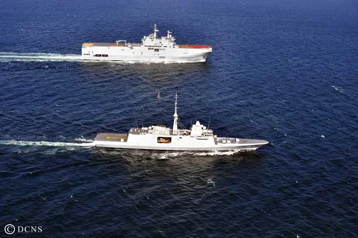 L’Aquitaine et le Dixmude croisent ensemble au large de Belle-Ile-en-Mer