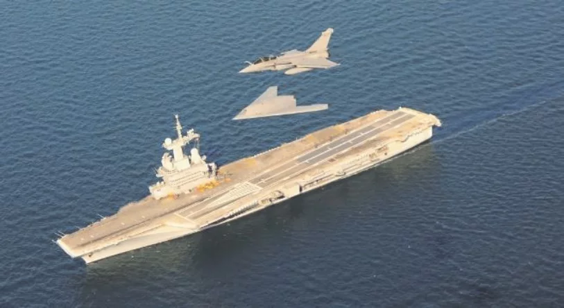 Le démonstrateur de drone de combat nEUROn survole le Charles de Gaulle
