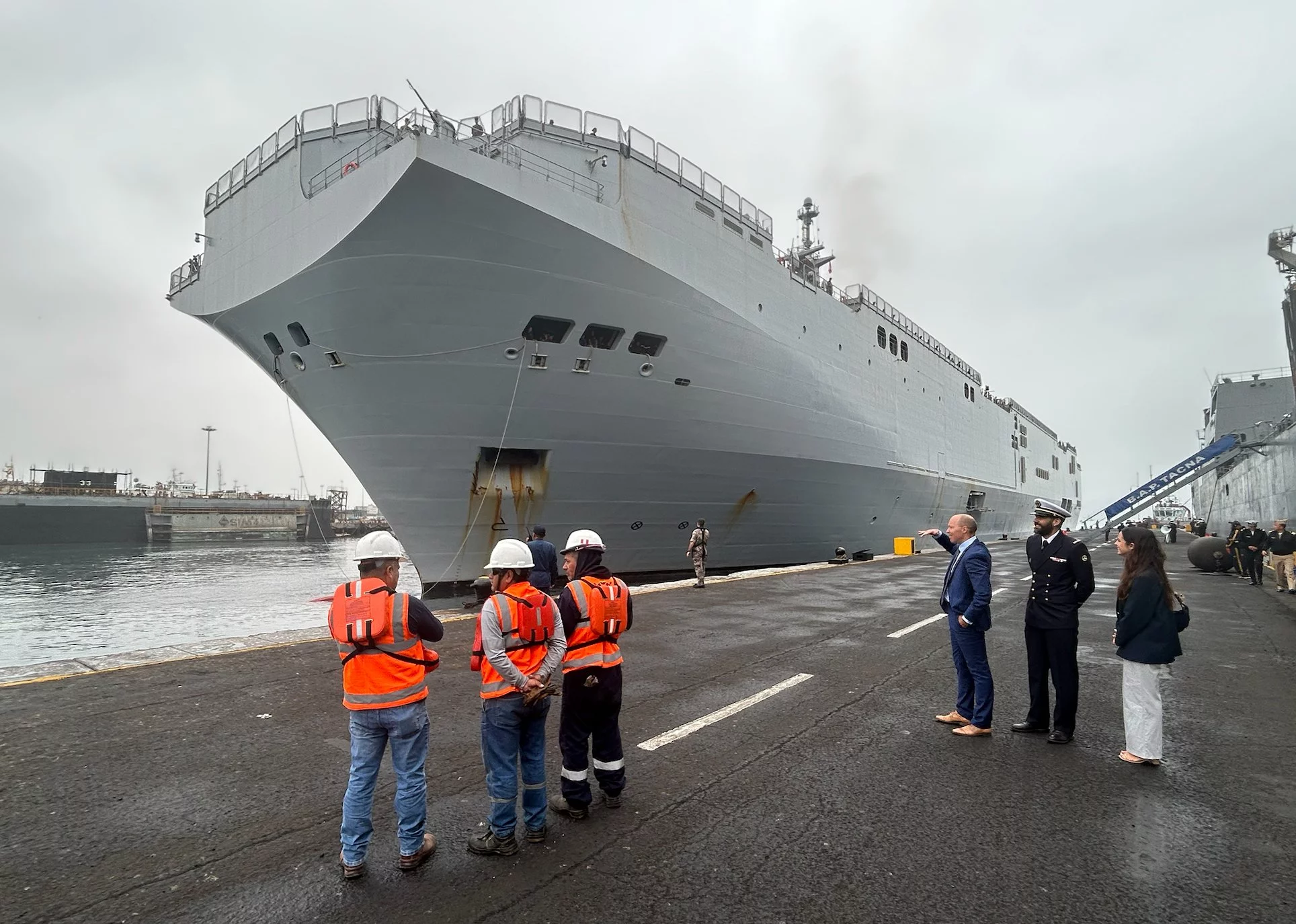 Le porte-hélicoptères Tonnerre accosté dans le port de Callao (Pérou)
