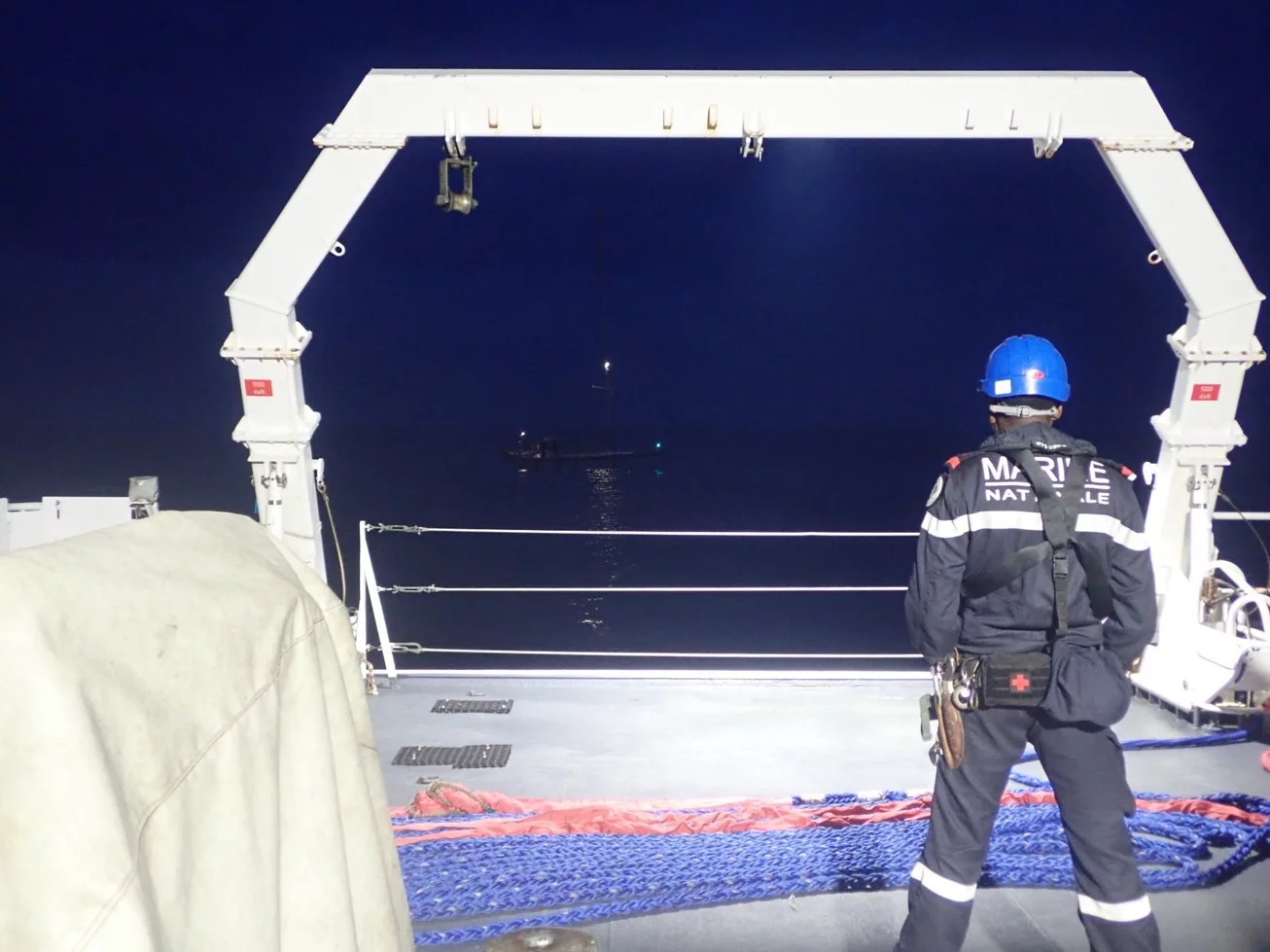 Le bâtiment hydrographique Borda porte assistance à un voilier en panne moteur au large de Brest