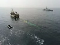 L'aviso Cdt Bouan contrôle un bateau de pêche