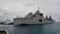 Le bâtiment ravitailleur de forces Jacques Chevallier arrive à Okinawa