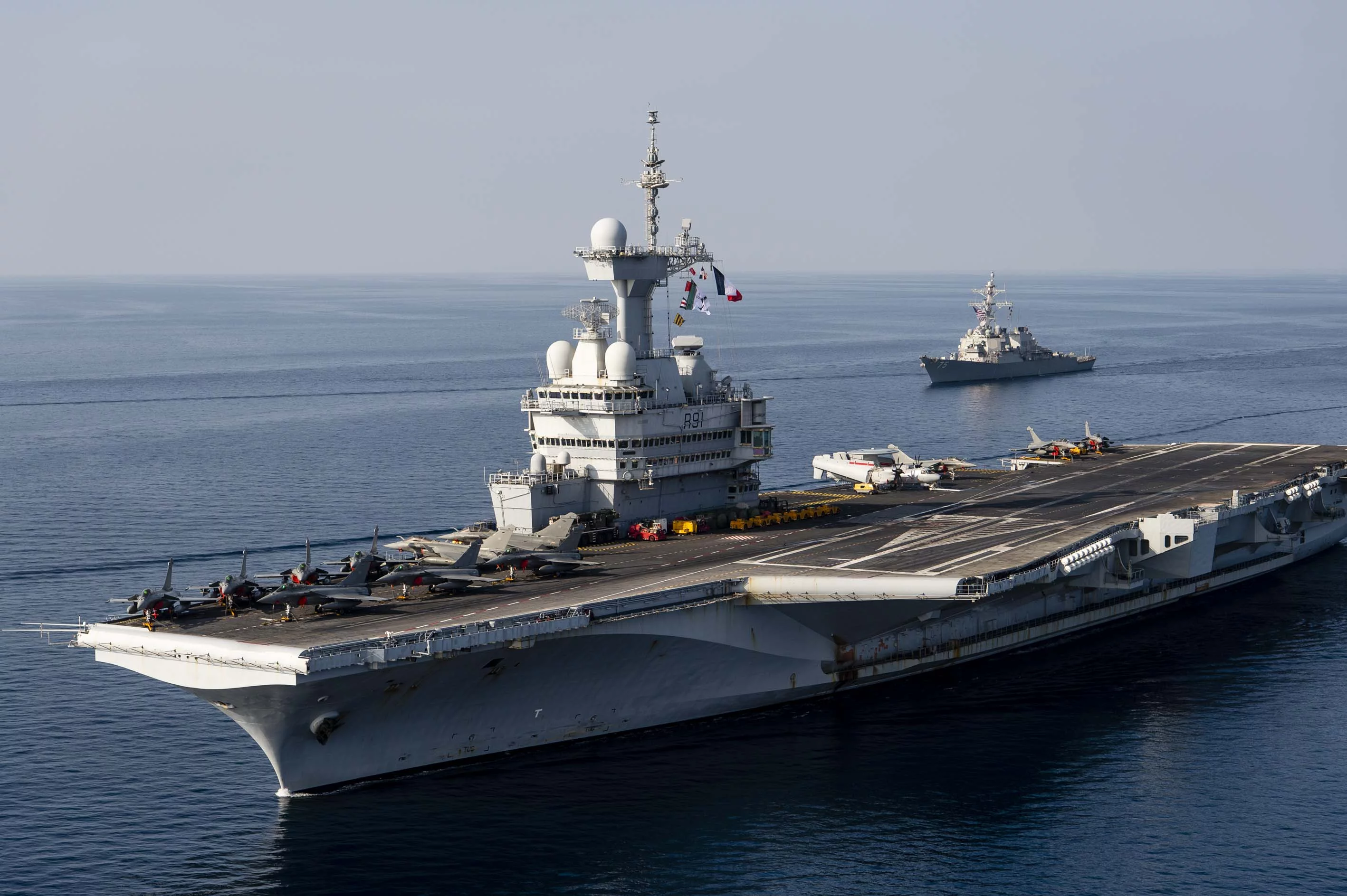 Le porte-avions Charles-de-Gaulle et le destroyer USS Donald Cook