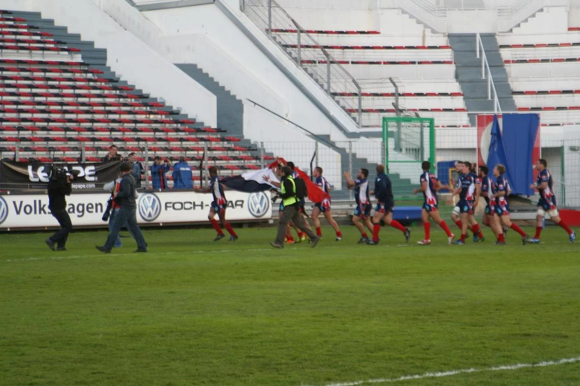 L'équipe vainqueur fait un tour d'honneur