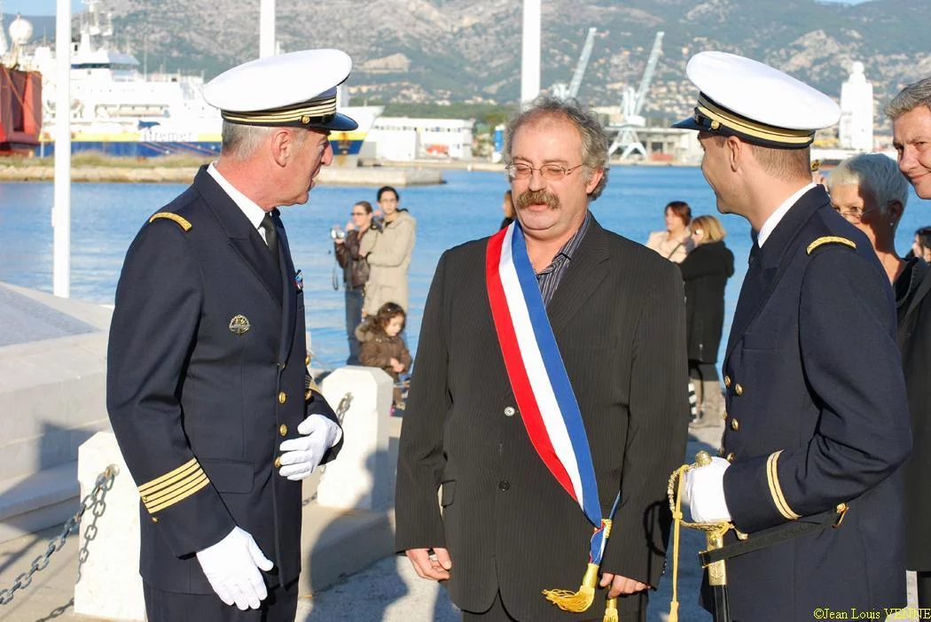M. le maire et les autorités militaires