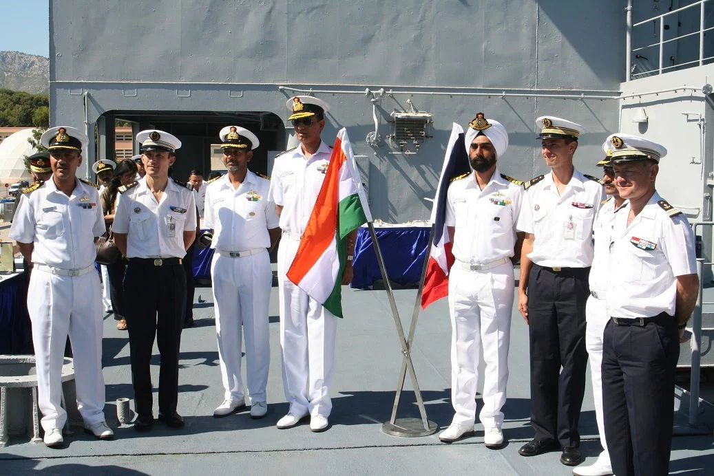 Les commandants des bâtiments participant à Varuna 2012, et l'amiral indien Karve