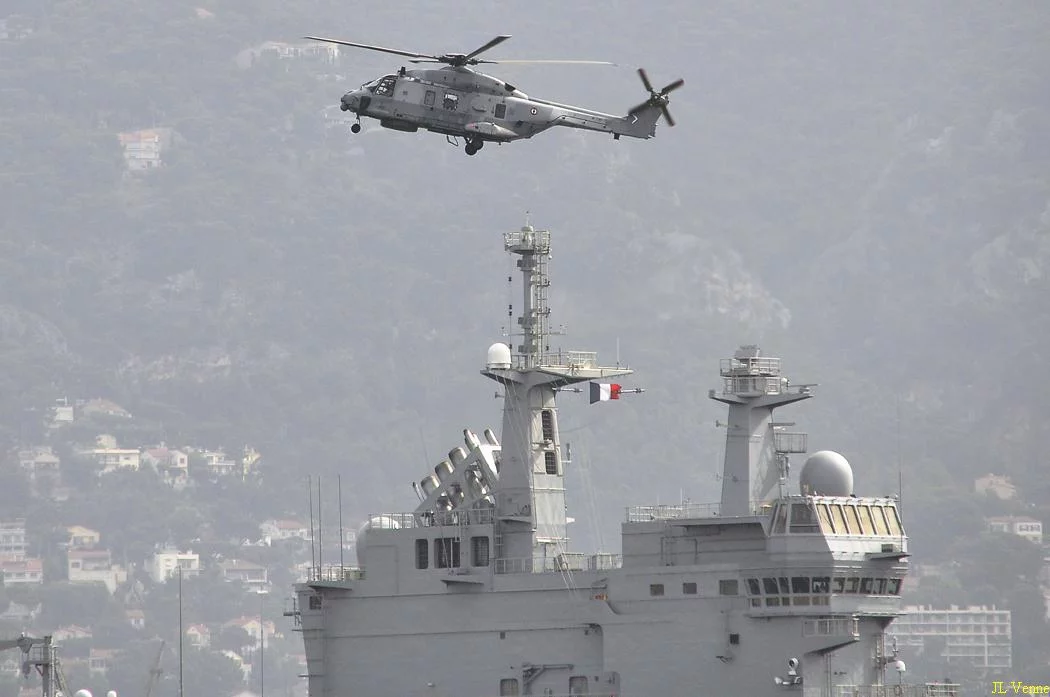 Un hélicoptère survole le Dixmude