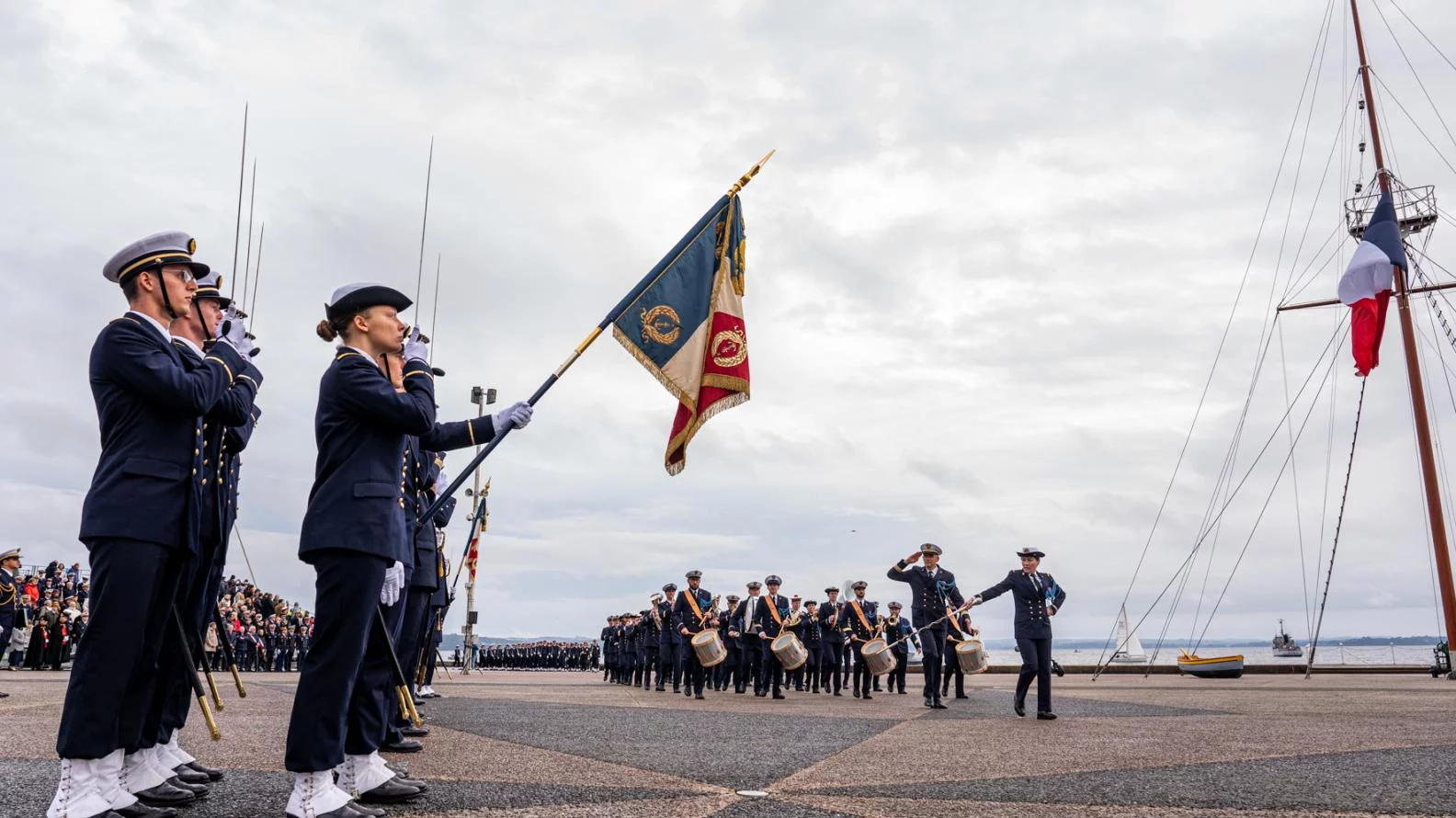 Cérémonie de présentation au drapeau de l'Ecole Navale
