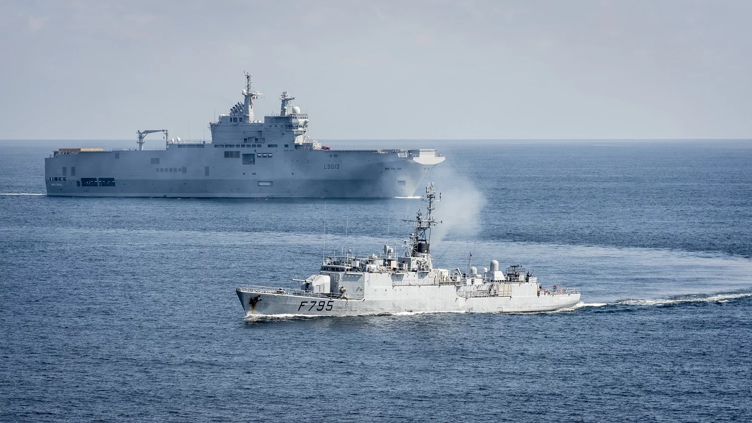 Le BPC Mistral et l'aviso Commandant Ducuing