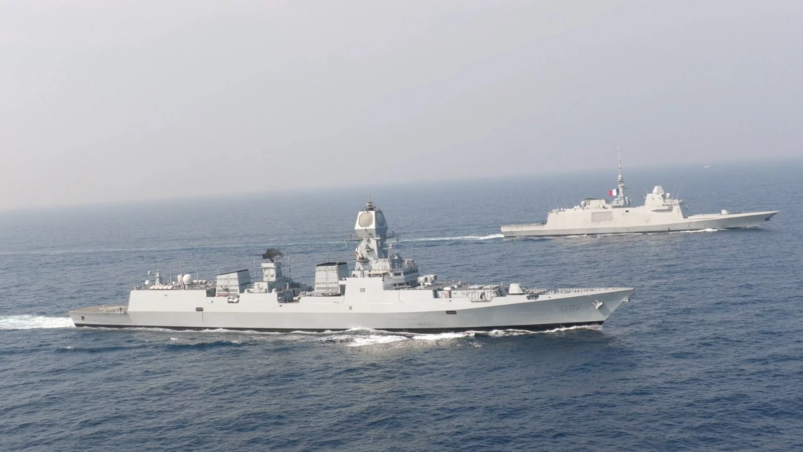 Une frégate française de défense aérienne et la frégate indienne INS Mormugao