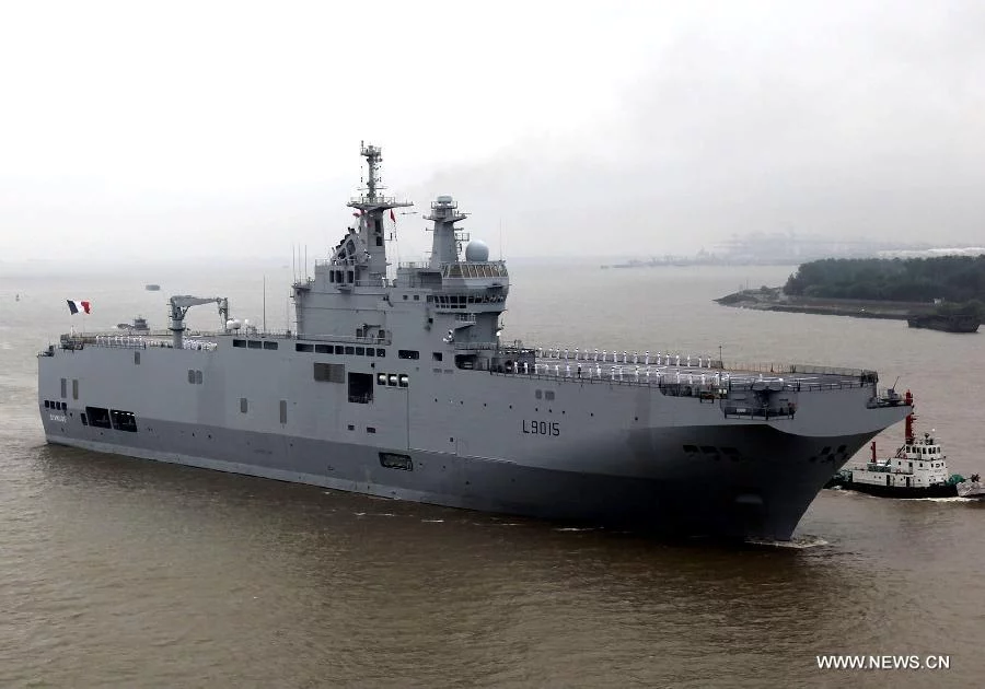 Le BPC Dixmude entre dans le port de Shangai
