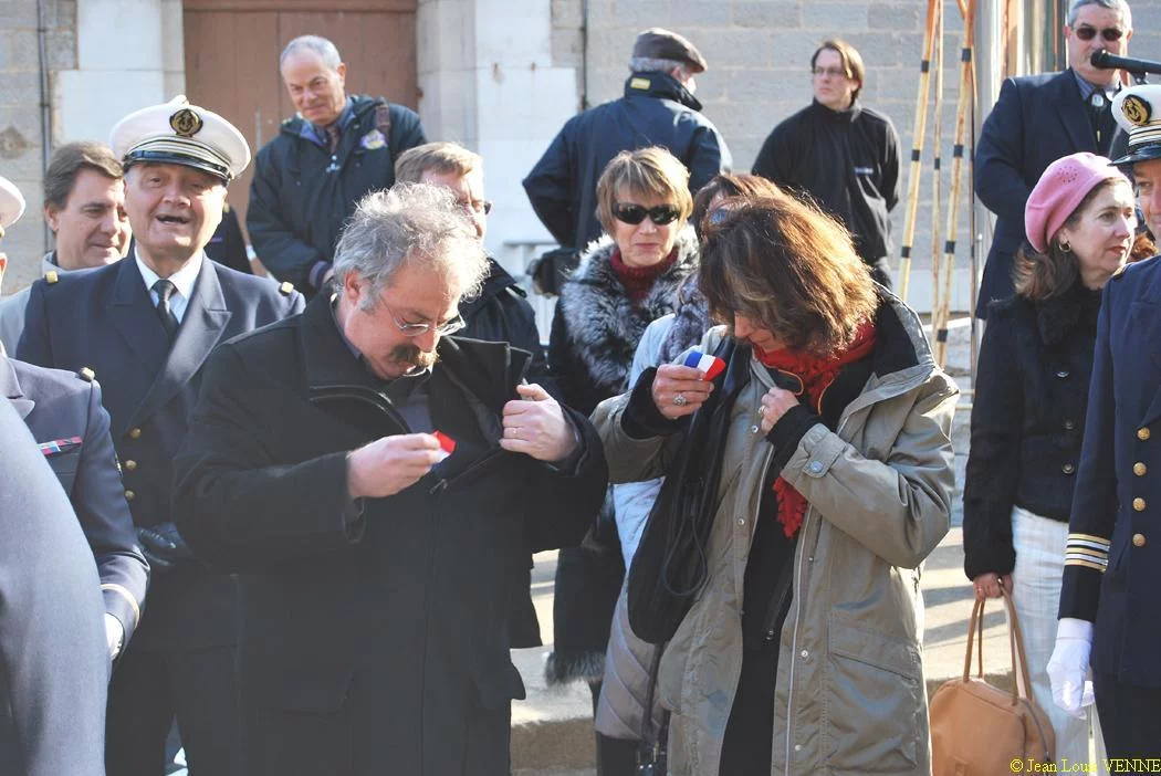 Le maire conserve un morceau du ruban