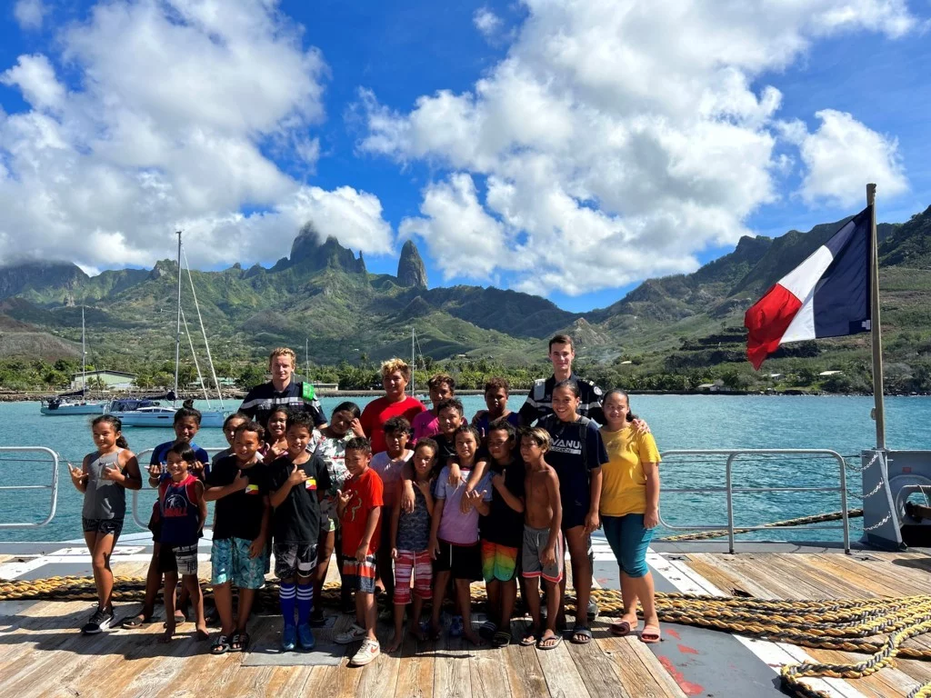 Des élèves de Hakahau sur le pont du Bougainville