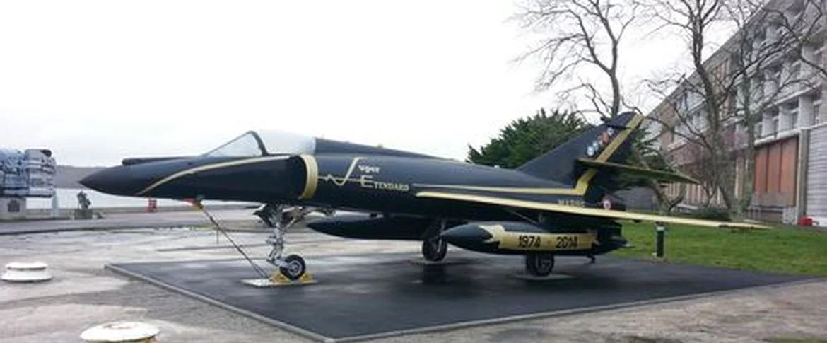 Un Super Etendard Modernisé de Landivisiau part en retraite à l’École Navale