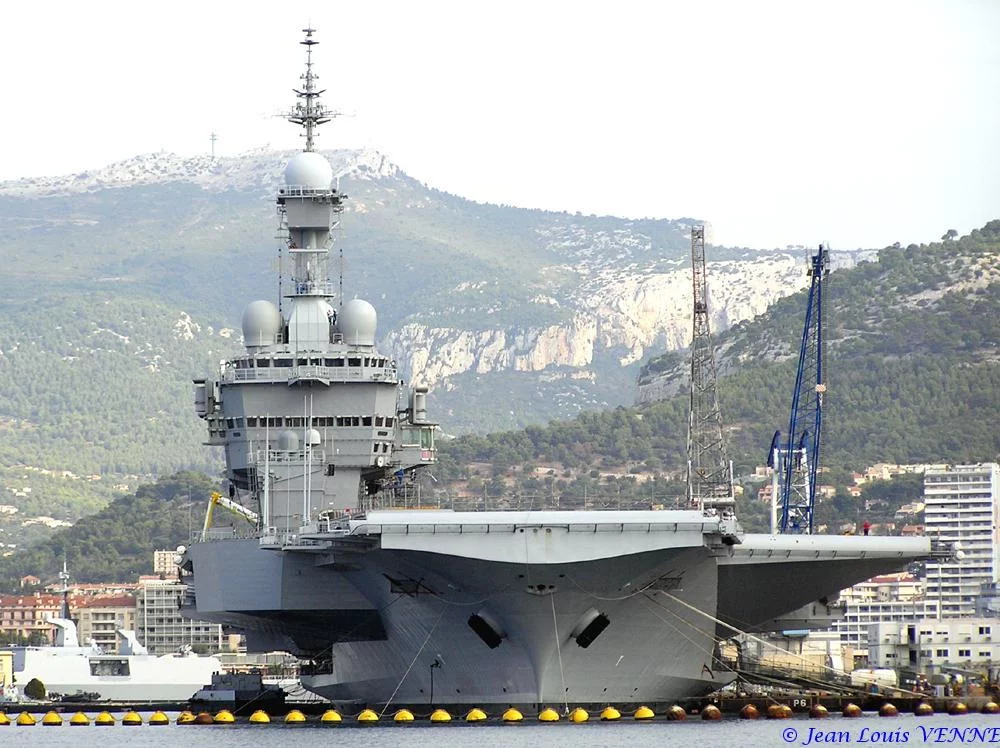 Le porte-avions Charles de Gaulle après son retournement