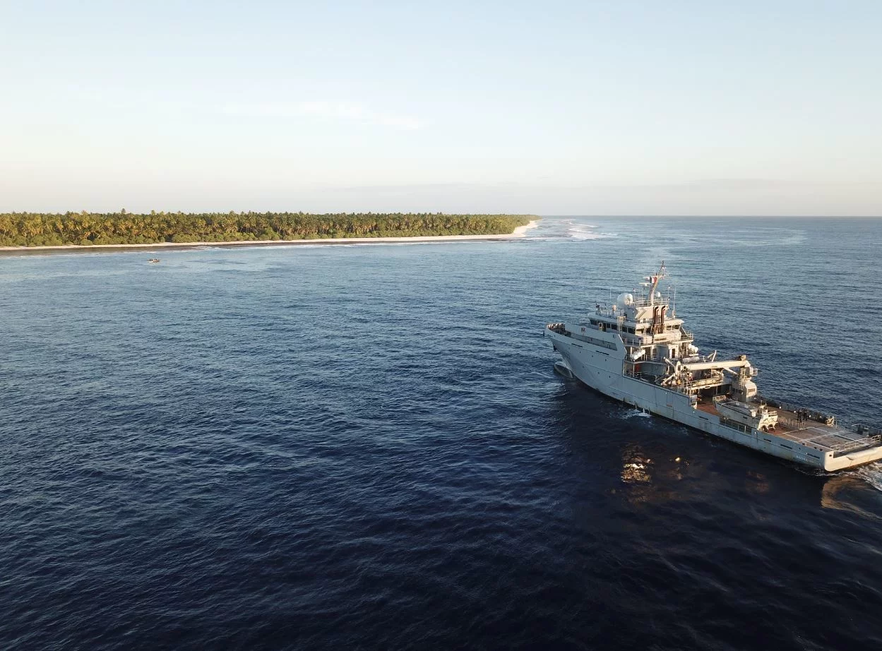 Le Bougainville aux abords de l’île corallienne de Flint