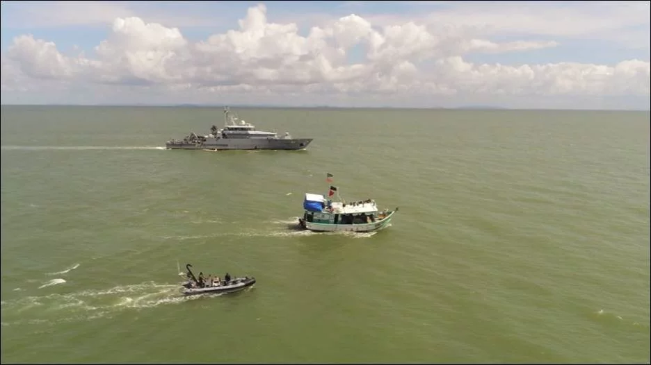 Le patrouilleur La Résolue escorte une tapouille brésilienne