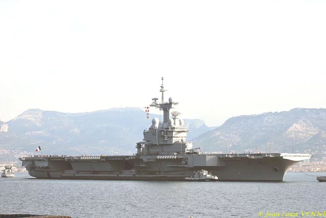 Le porte-avions Charles de Gaulle appareille pour des essais techniques