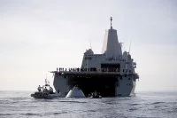 Le TCD USS Anchorage effectue un test de récupération de la capsule spatiale Orion