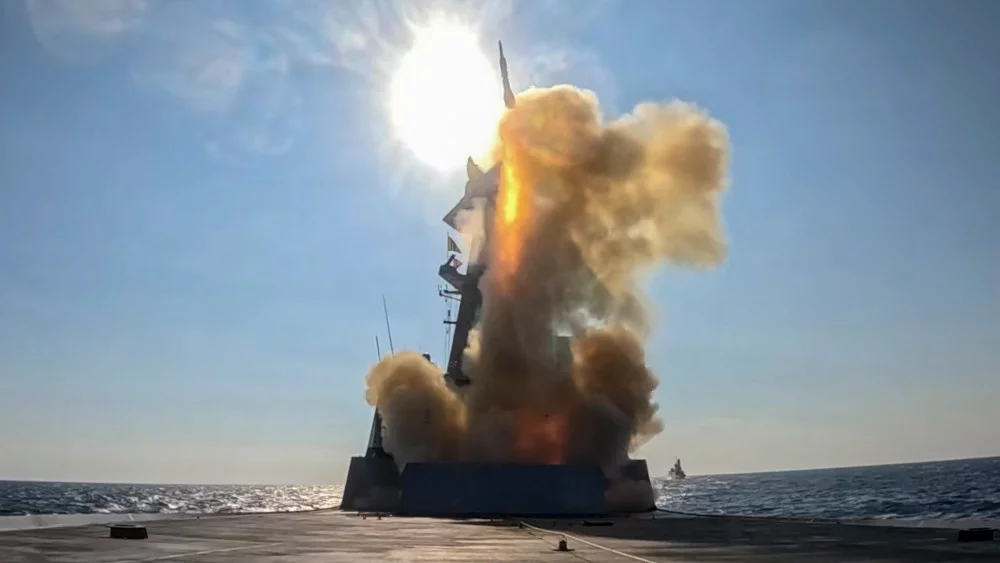 La frégate Forbin tire un missile antiaérien Aster 30