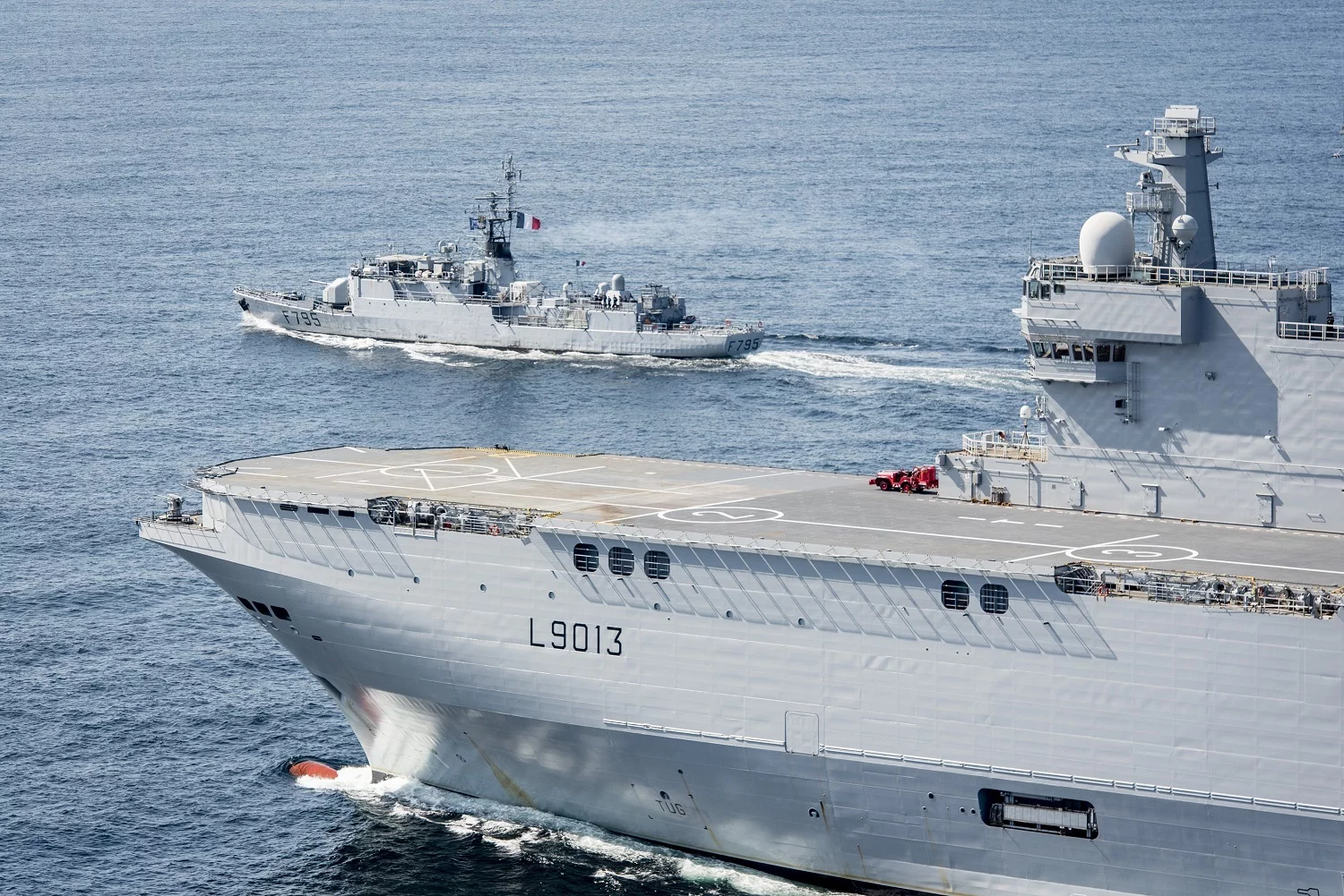 Le BPC Mistral et l'aviso Commandant Ducuing