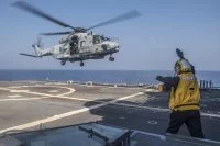 Un hélicoptère Caïman NH-90 de la frégate Provence se pose sur le croiseur USS Antietam