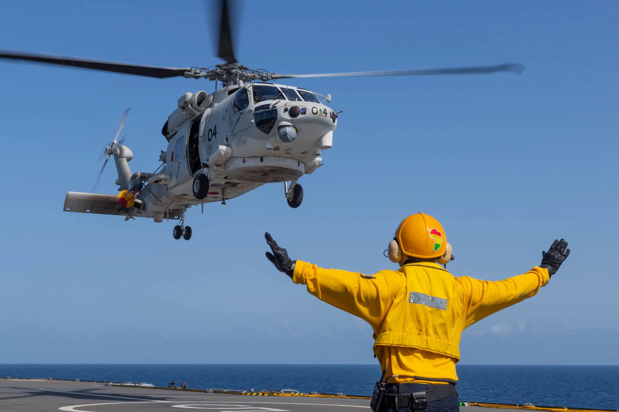 Un hélicoptère japonais se pose sur le Mistral