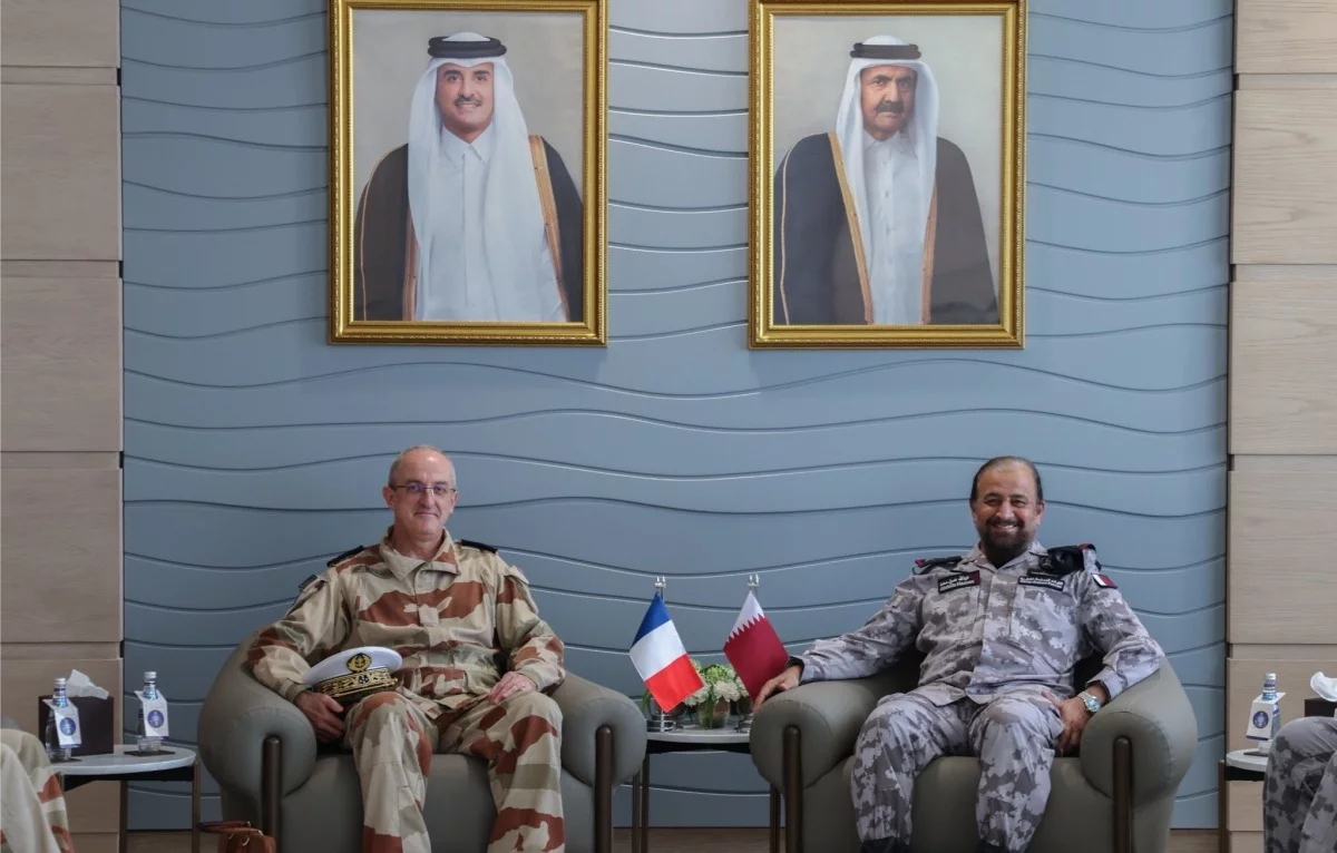 L'amiral Nicolas Vaujour et le général de division (Marine) Abdullah Hassan Al Sulaiti