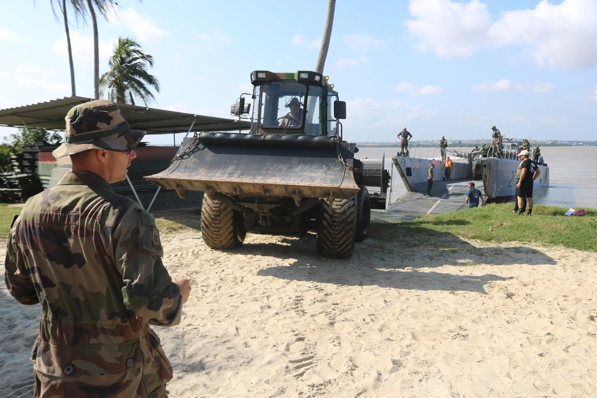 Engin du 6è Régiment du Génie posant un tapis de roulage sur le sable