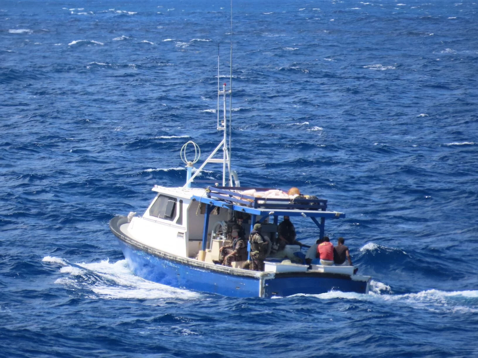 L'équipe de visite à bord du navire suspect