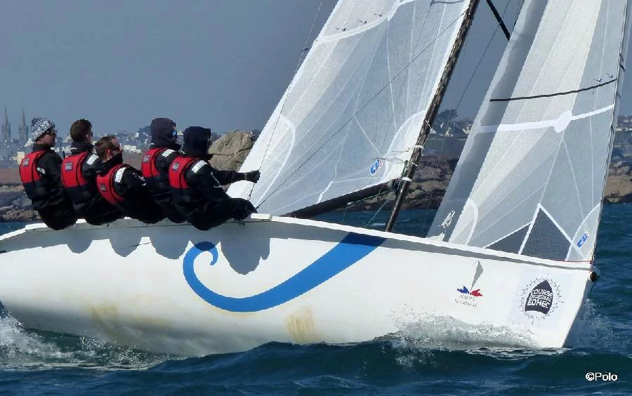 Des aspirants de l’Ecole Navale participent à la course de l’EDHEC