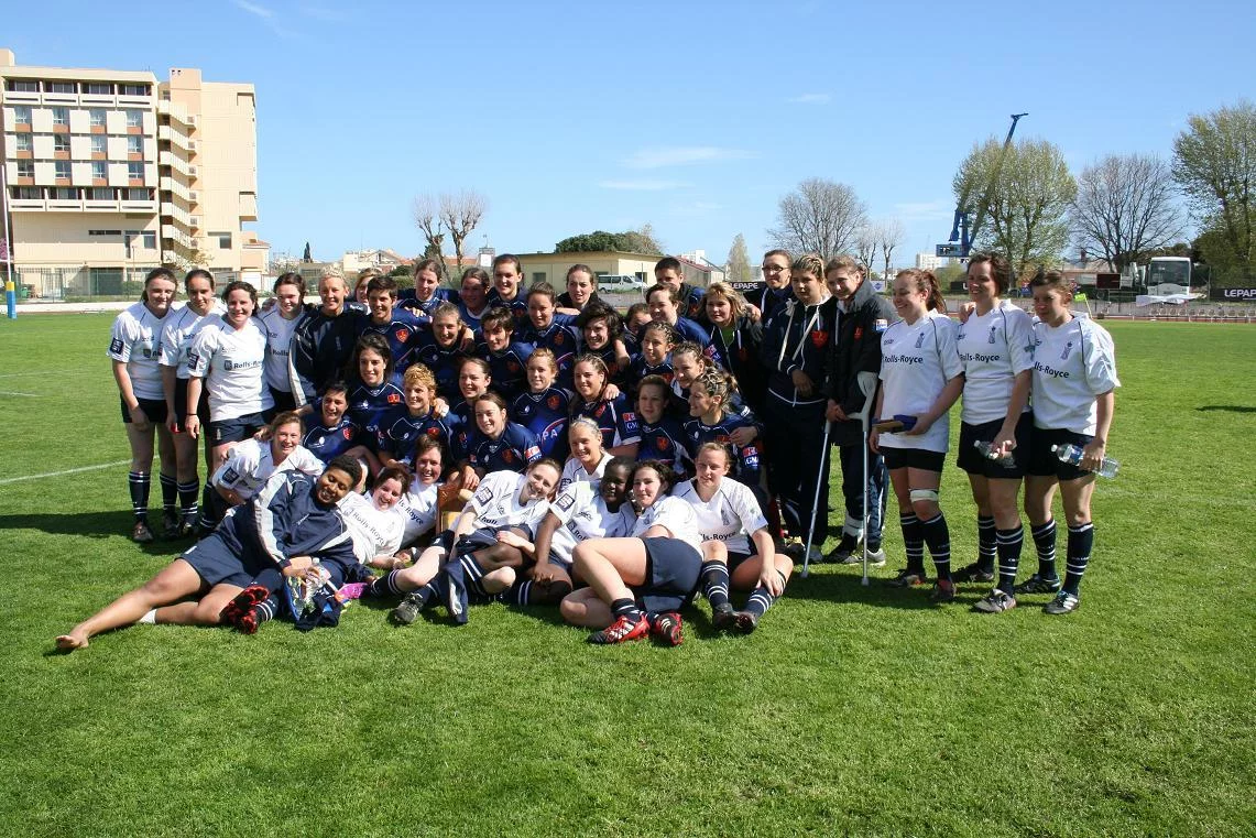 Fair-play et camaraderie : les 2 équipes se mèlent pour la photo souvenir