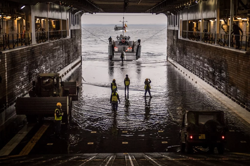 Un chaland de transport de matériels (CTM) se présente à la porte du radier du BPC Dixmude
