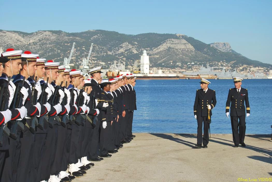 Les stagiaires sont passés en revue
