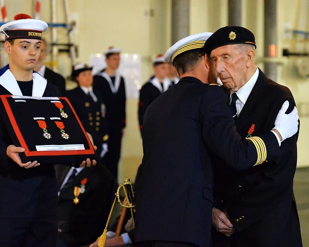 Un vétéran britannique du débarquement décoré à bord du Dixmude
