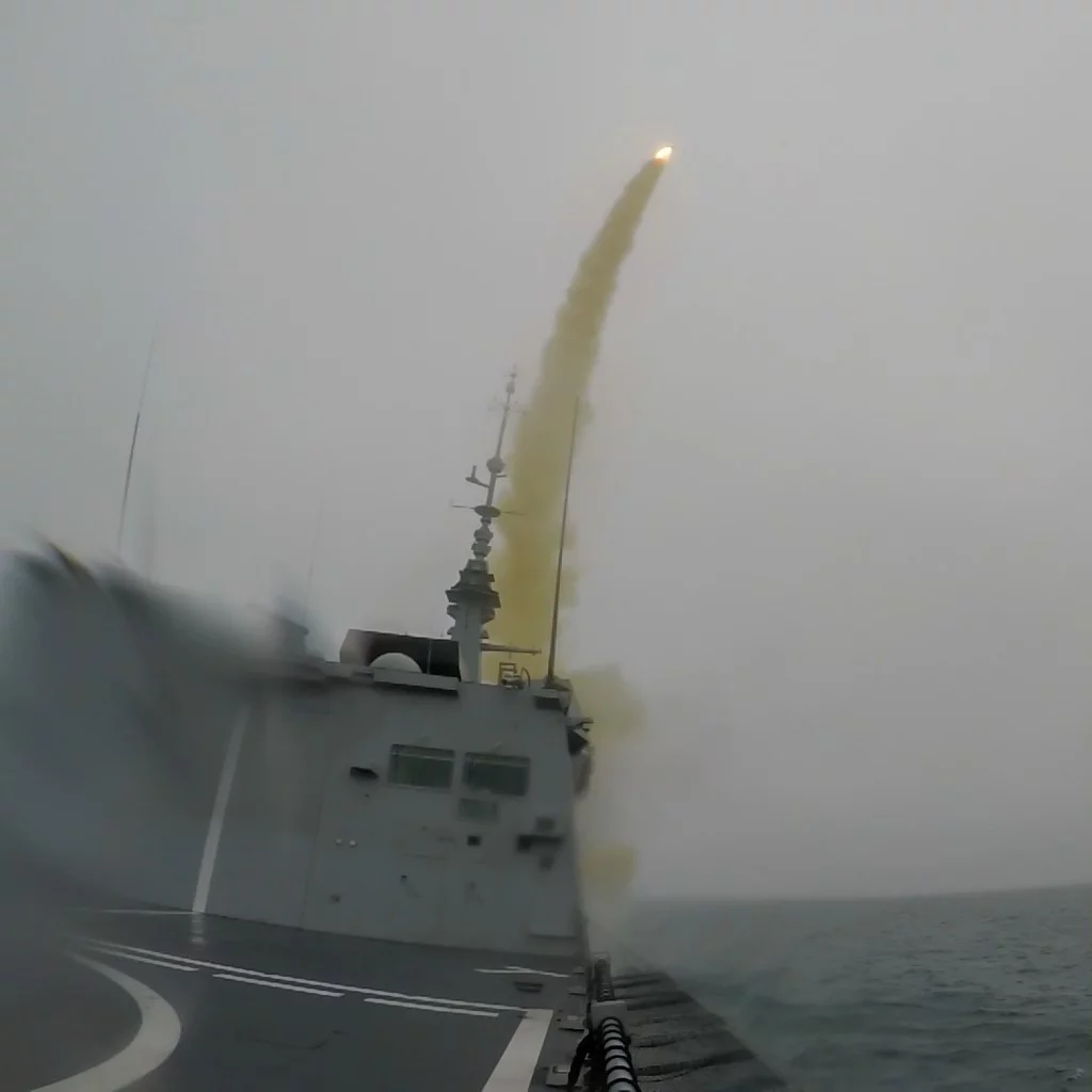 La frégate Normandie lance un missile Aster 30