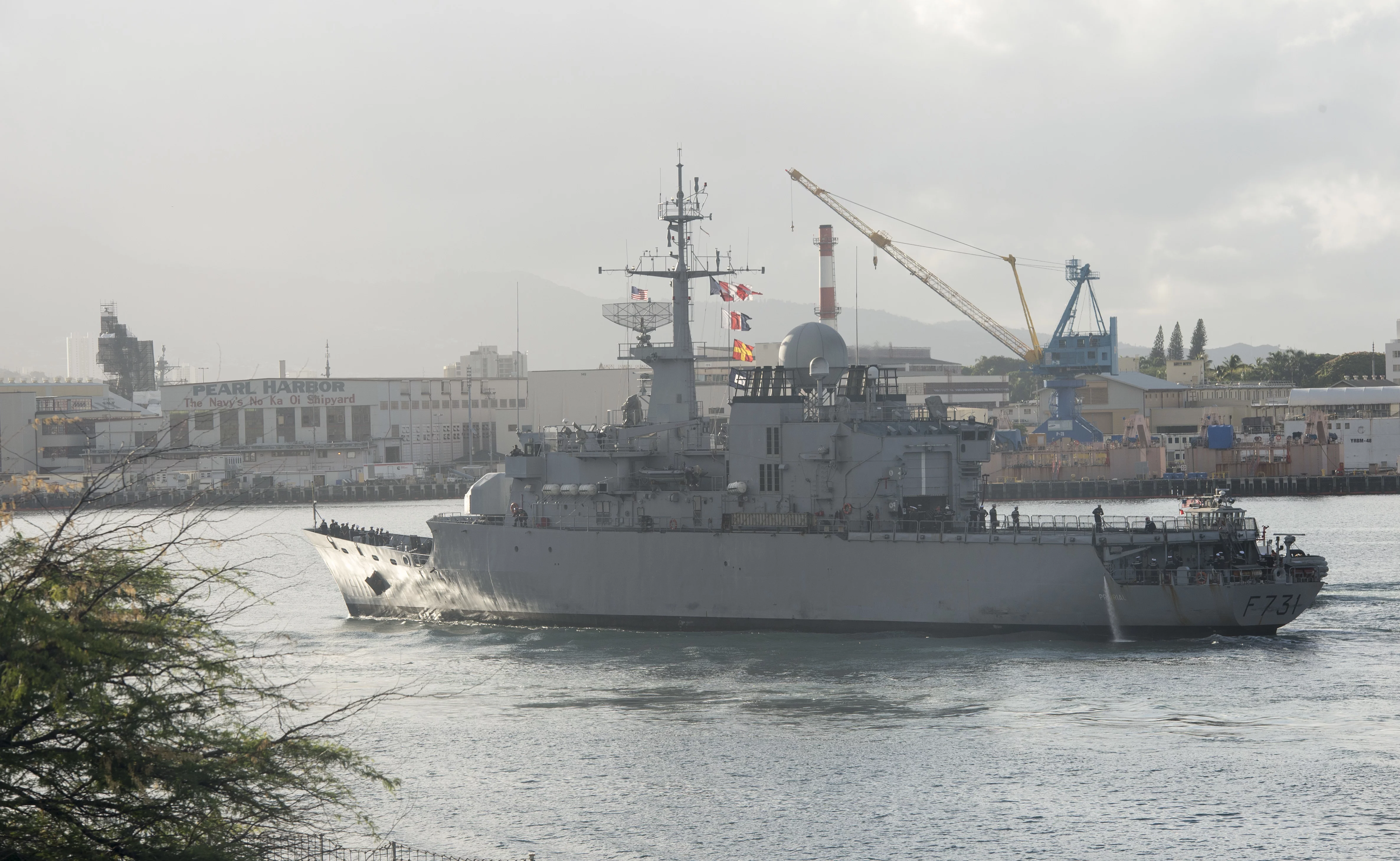 La frégate Prairial dans le port de Pearl Harbor