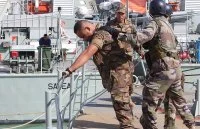 Une équipe de visite tongienne s'entraîne à bord du Vendémiaire