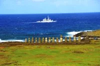 Le Prairial face aux moais, sur l'île de Rapa Nui