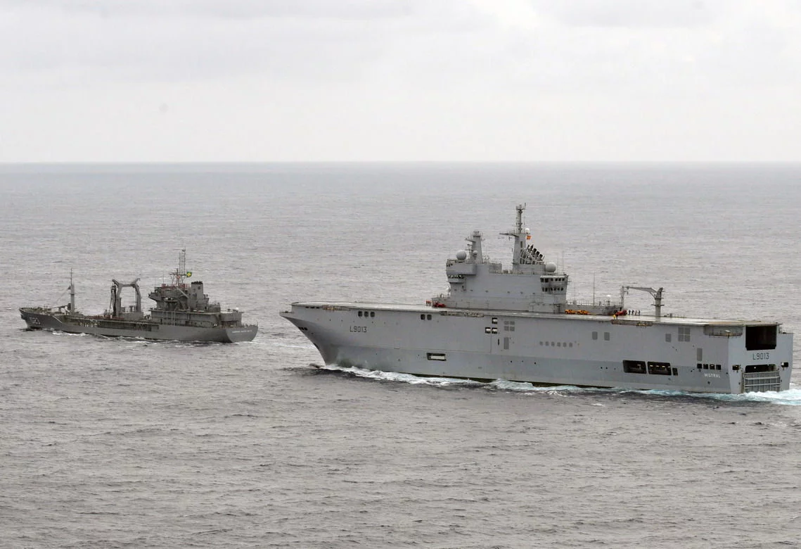 Le BPC ‘Mistral’ se ravitaille auprès du pétrolier brésilien Gastão Motta