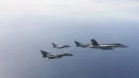 Un Rafale Marine du Charles de Gaulle se ravitaille auprès d'un F/A-18E Super Hornet de l'USS Carl Vinson