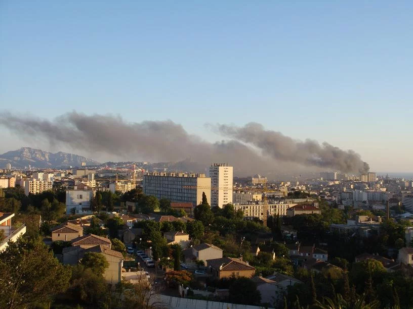 Le panache de fumée dégagée par l'incendie
