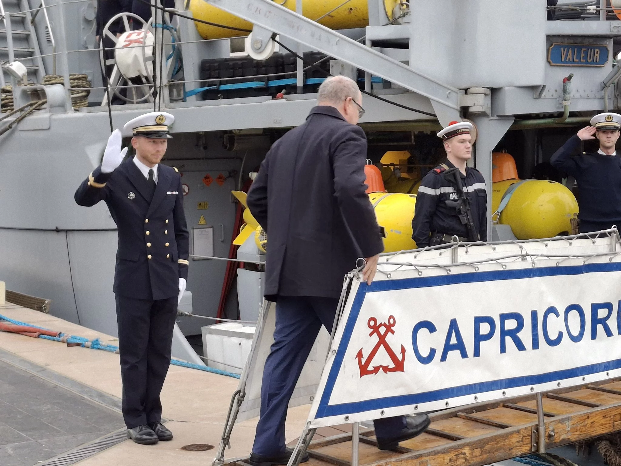 Le prince Albert II de Monaco visite le chasseur de mines Capricorne