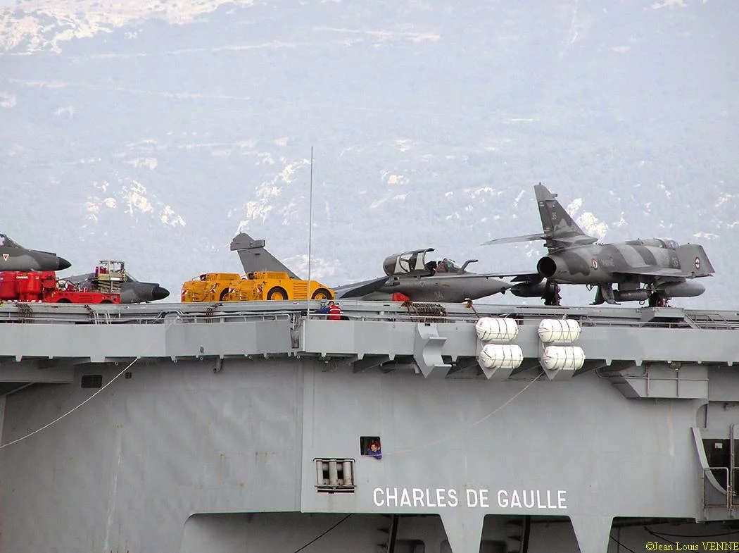 Des avions de chasse sur le pont d'envol
