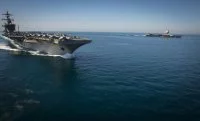 Porte-avions français et américain naviguent côte à côte