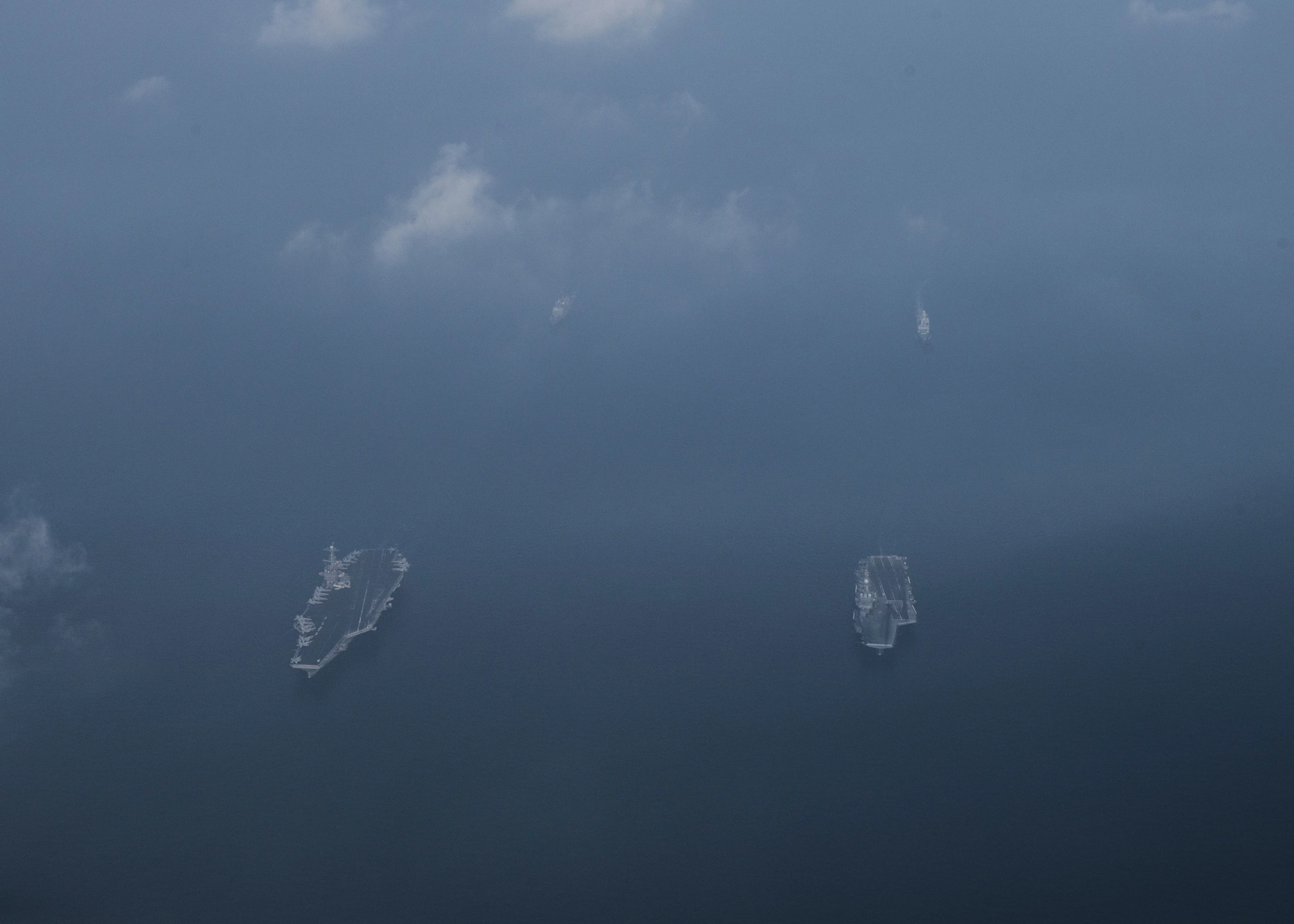 Les porte-avions USS Harry S. Truman et Charles de Gaulle, le croiseur lance-missiles USS Gettysburg et la frégate Forbin naviguent en formation