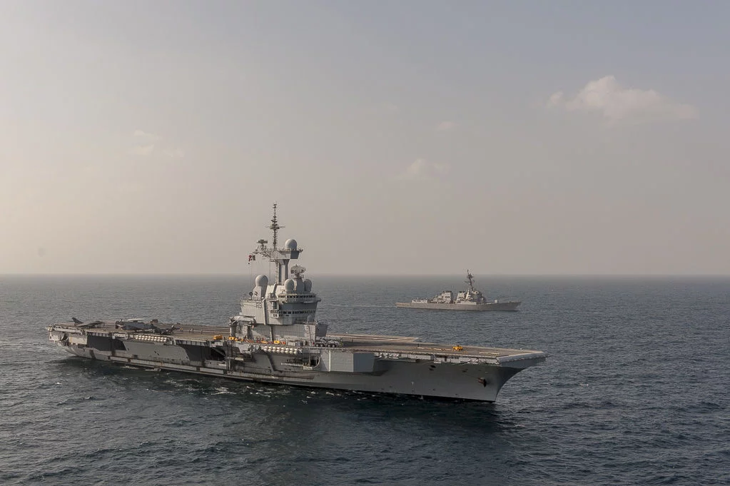 Le destroyer USS Bulkeley navigue aux côtés du porte-avions Charles de Gaulle