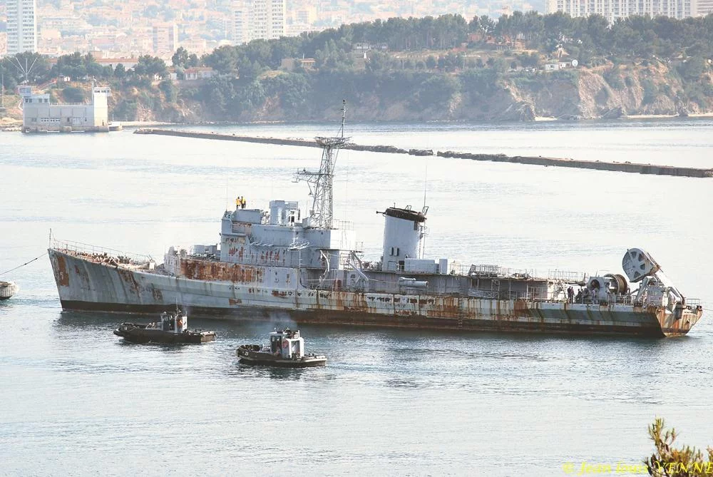 La coque de l’ex-aviso escorteur Commandant Rivière transférée de Saint-Mandrier à la base navale de Toulon